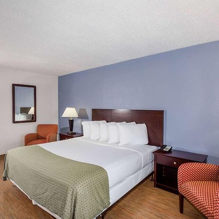 Days Inn By Wyndham St. Petersburg / Tampa Bay Area Pinellas Park Exterior photo