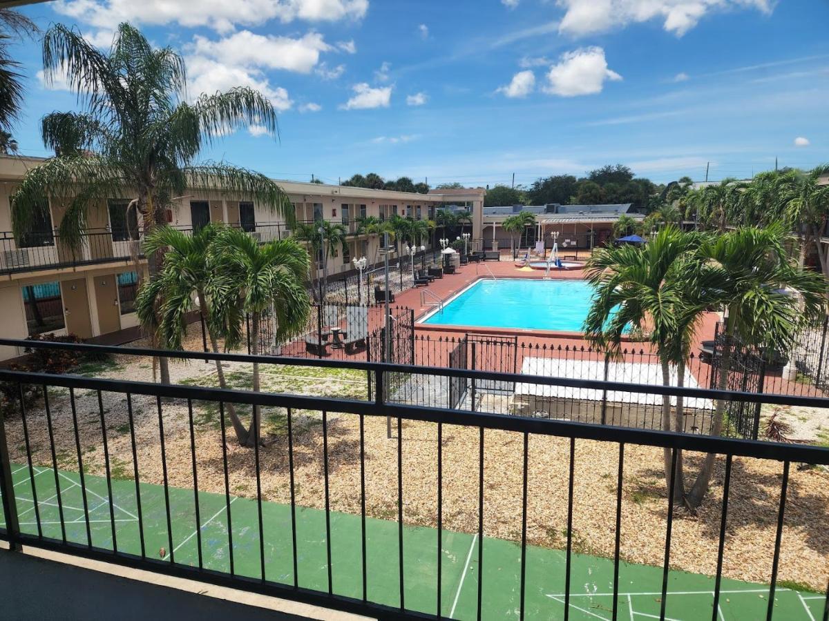 Days Inn By Wyndham St. Petersburg / Tampa Bay Area Pinellas Park Exterior photo